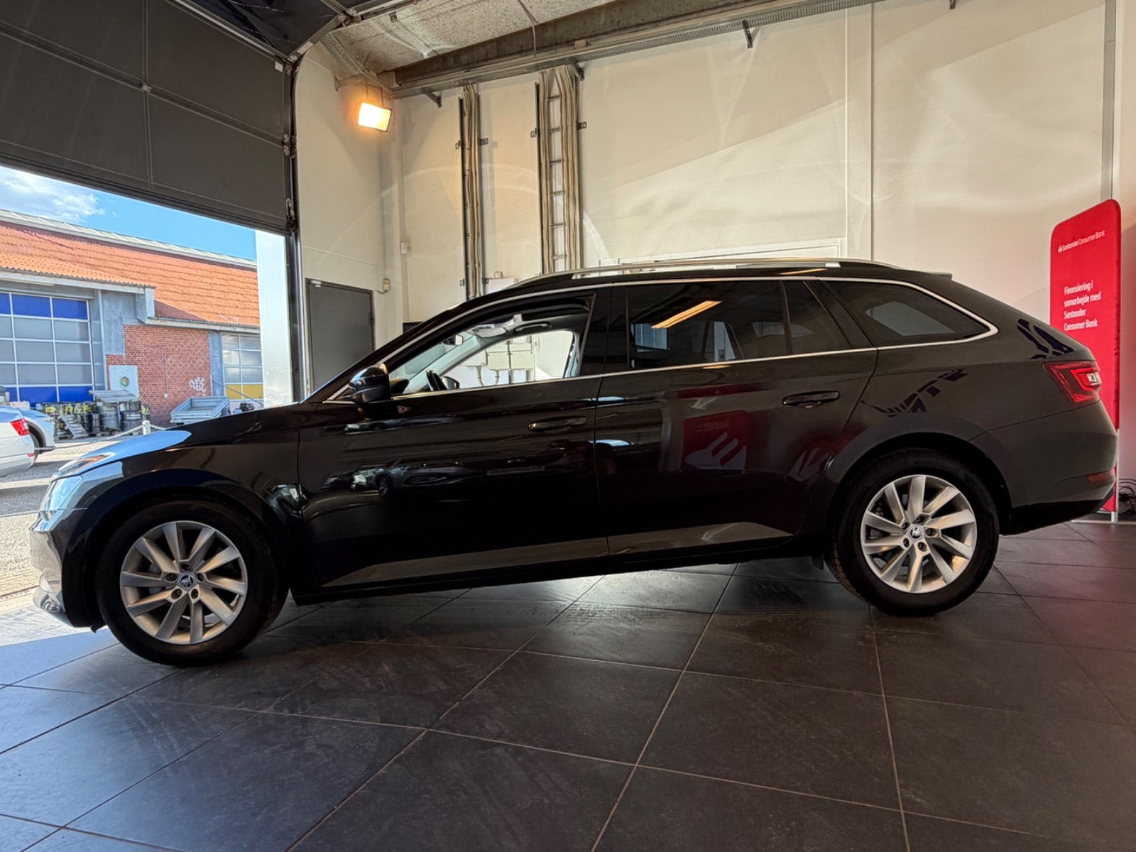 Brun Skoda Superb fra 2016