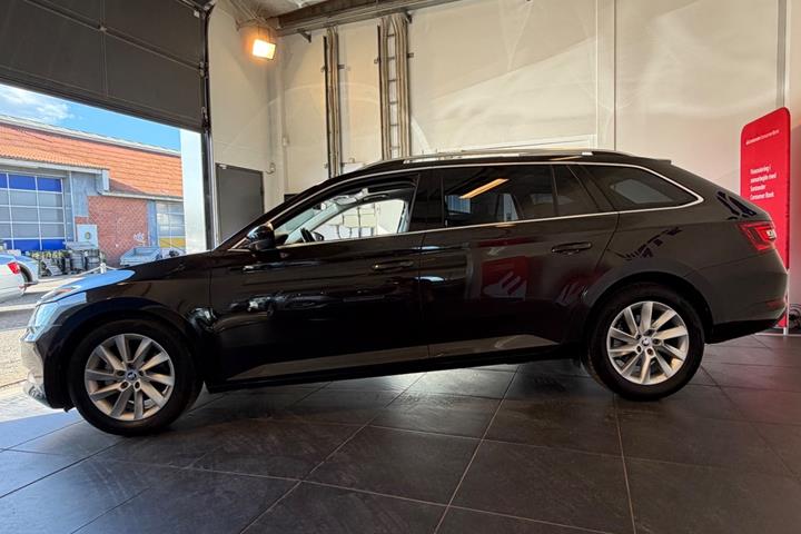 Brun Skoda Superb fra 2016