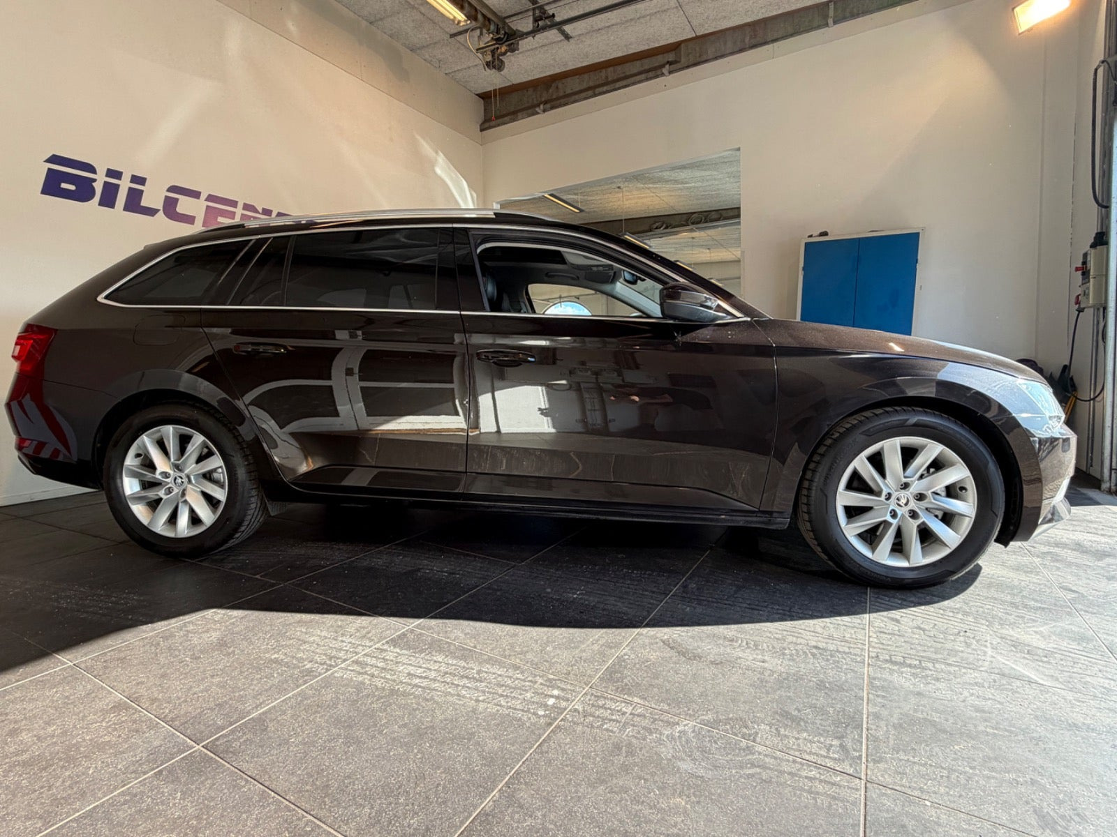 Brun Skoda Superb fra 2016