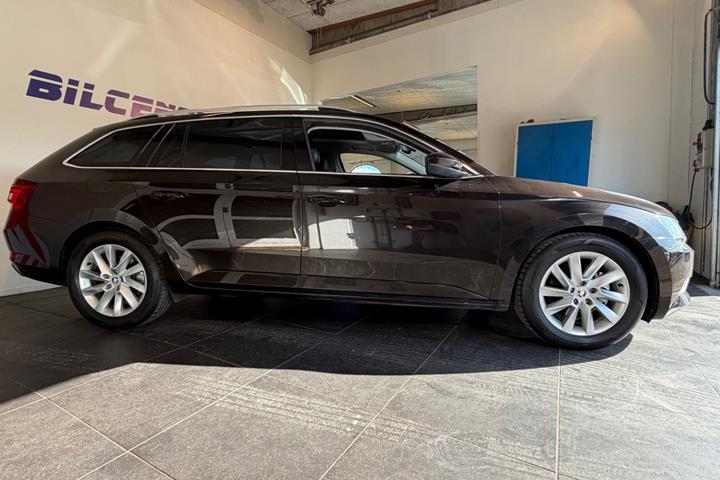 Brun Skoda Superb fra 2016