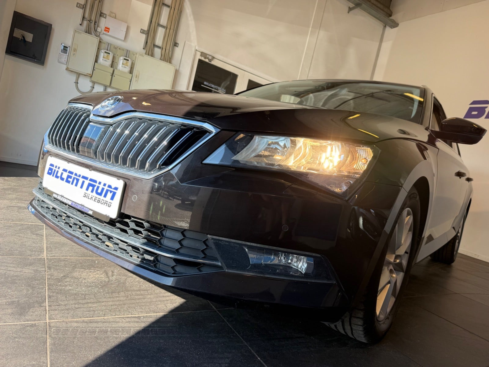 Brun Skoda Superb fra 2016