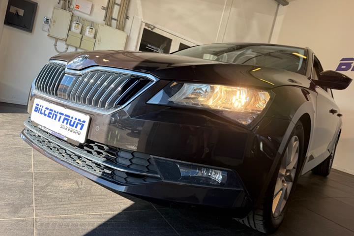 Brun Skoda Superb fra 2016