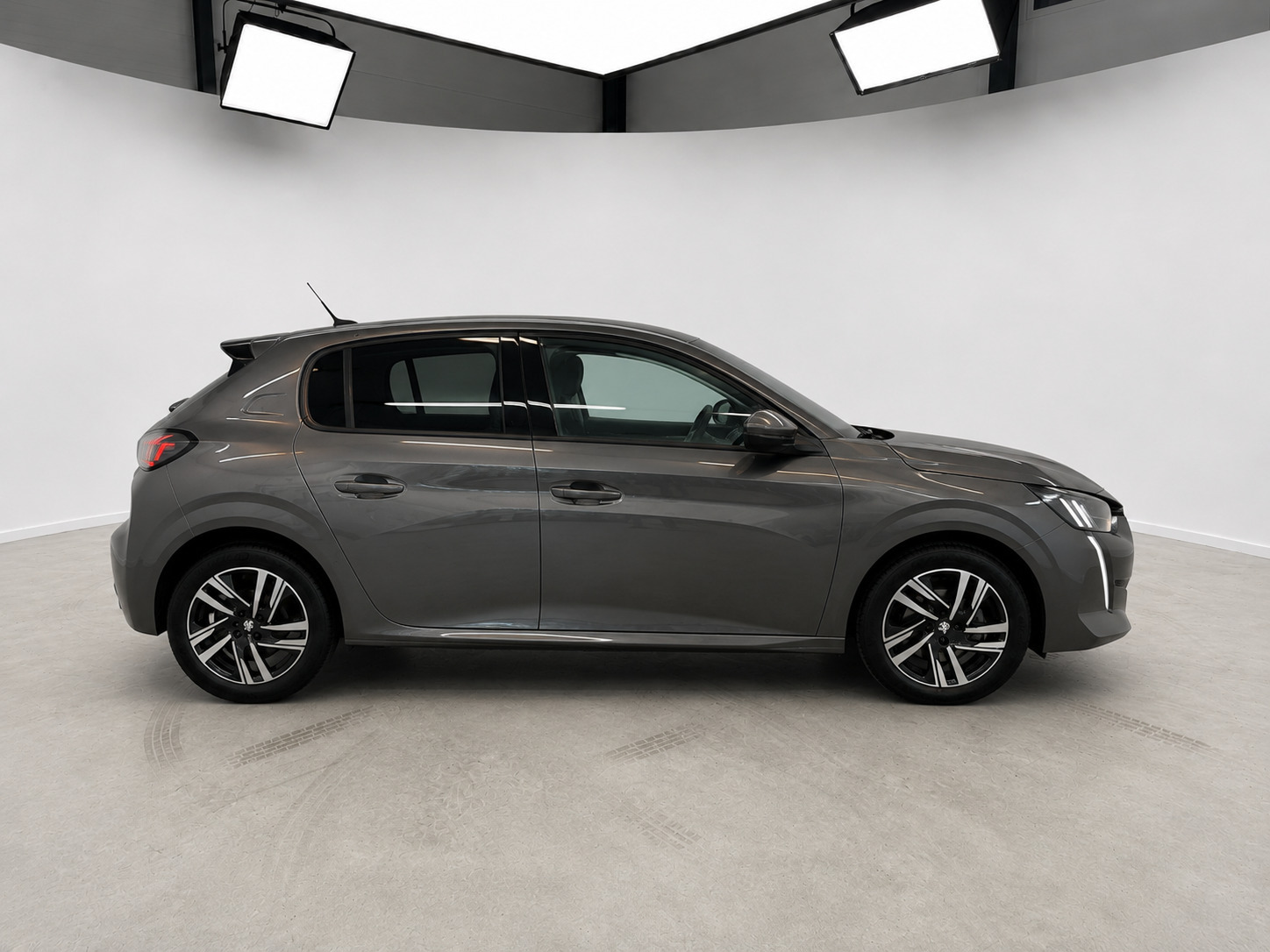 Grå Peugeot 208 fra 2020