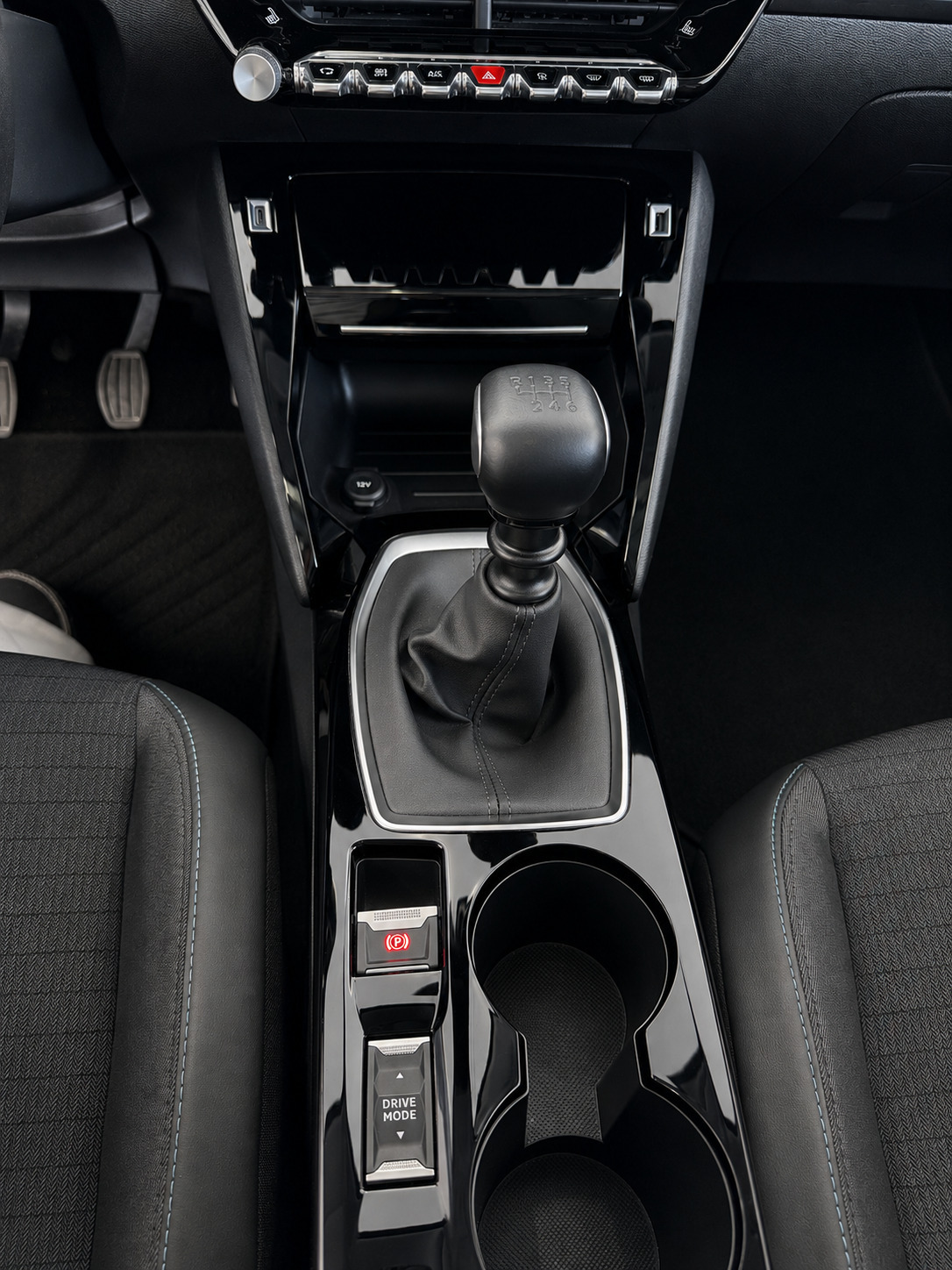 Grå Peugeot 208 fra 2020
