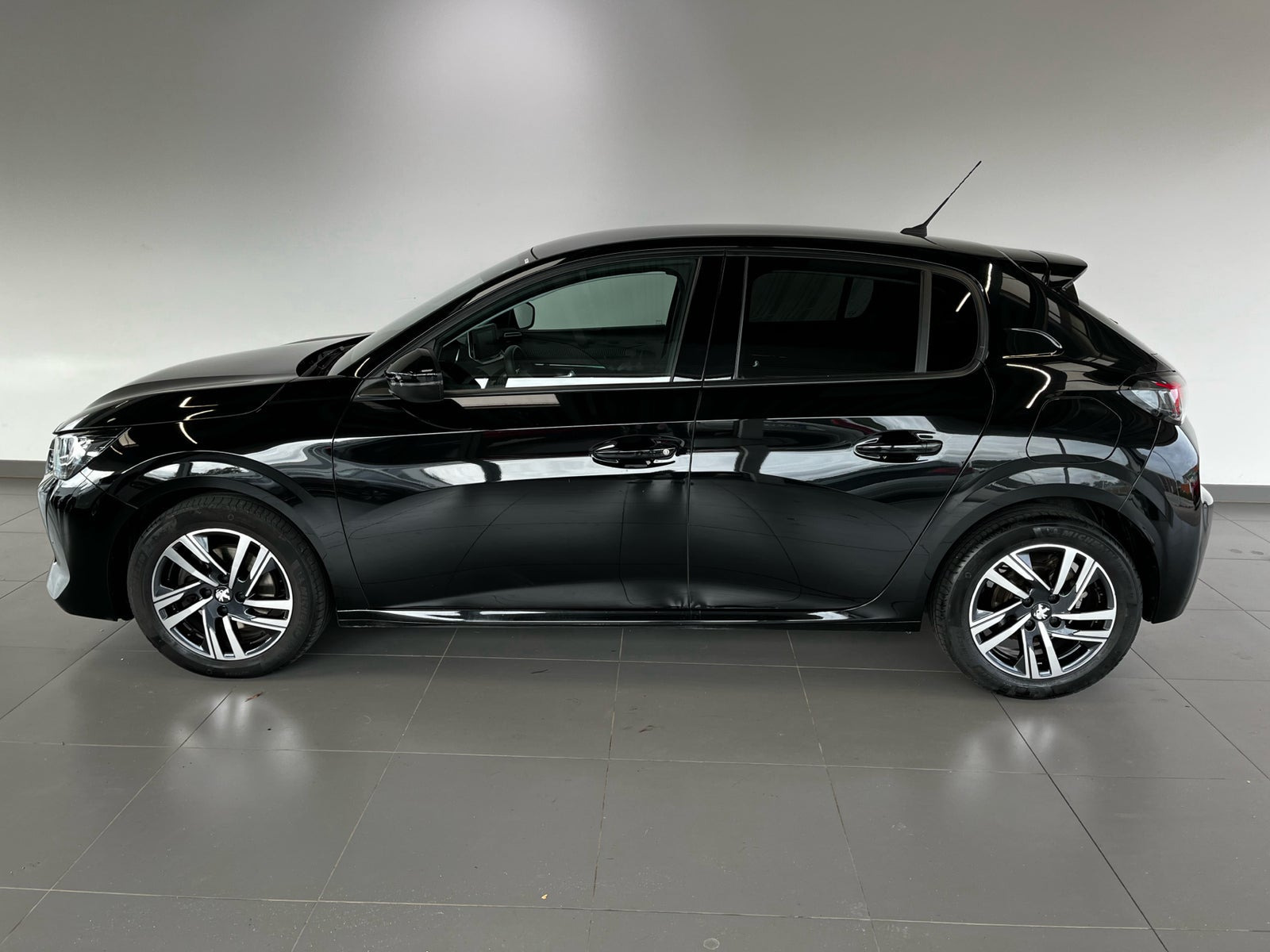 Sort Peugeot 208 fra 2023
