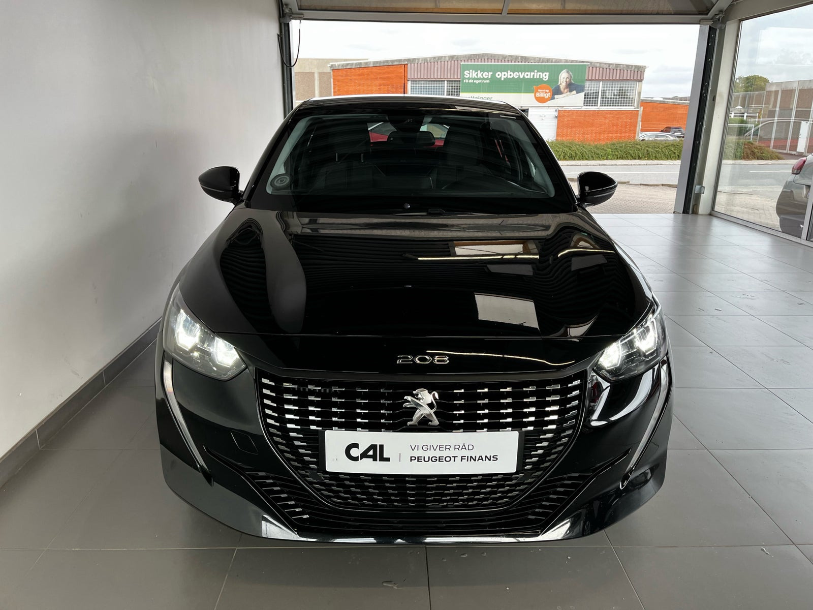 Sort Peugeot 208 fra 2023