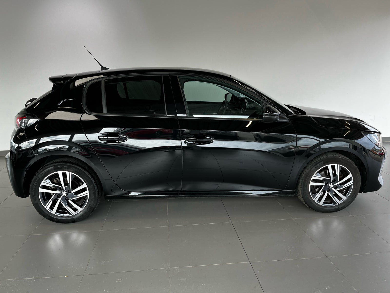 Sort Peugeot 208 fra 2023