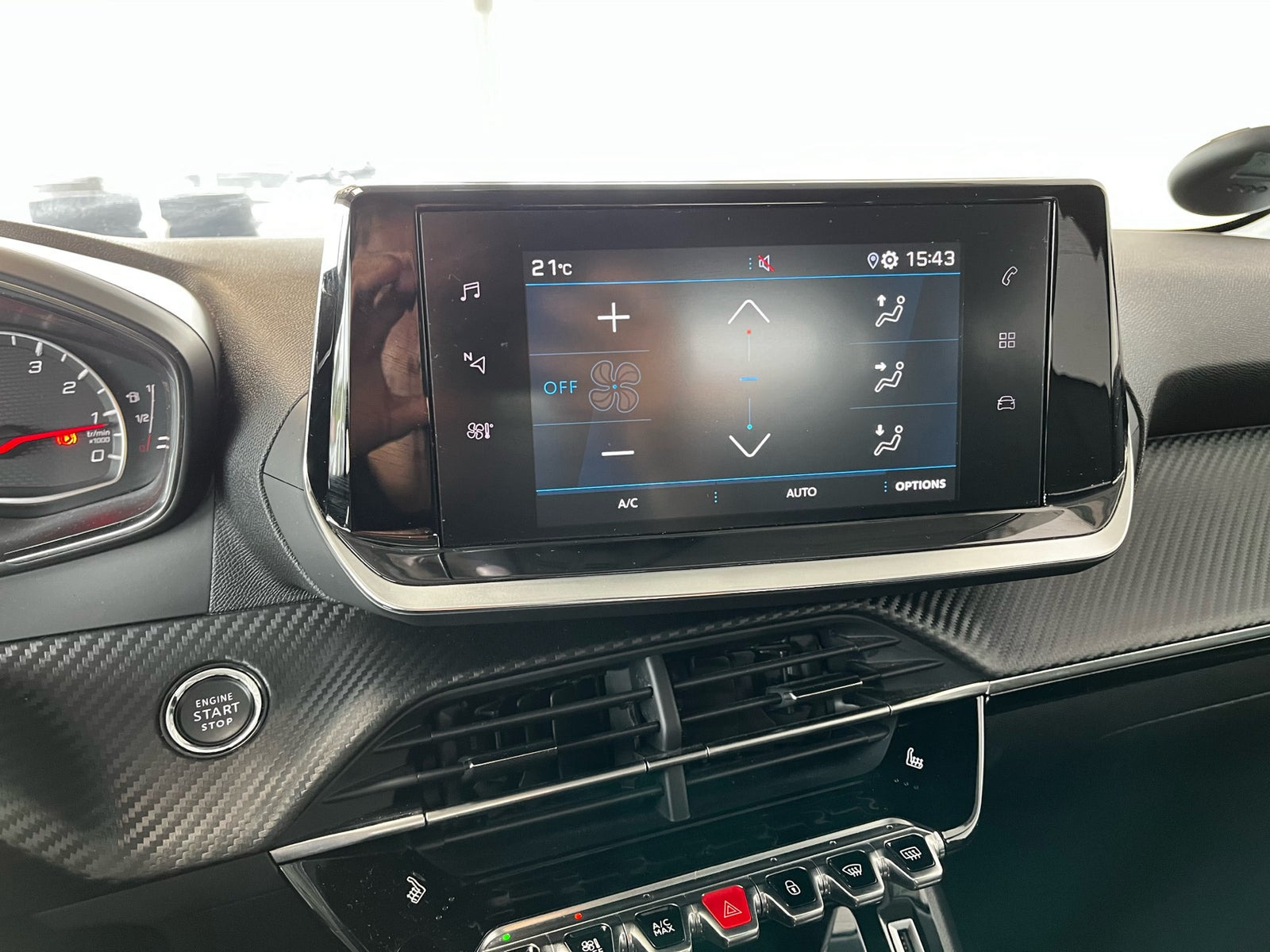 Sort Peugeot 208 fra 2023