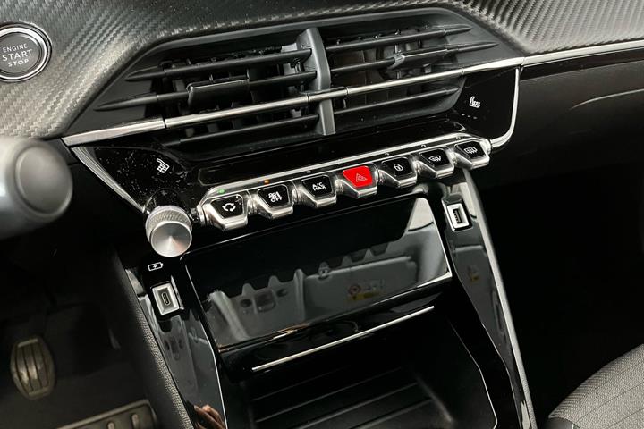 Sort Peugeot 208 fra 2023