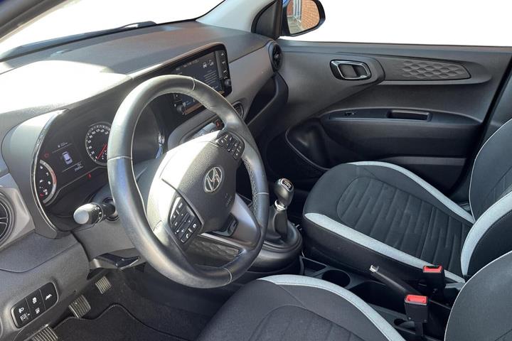 Blå Hyundai i10 fra 2021