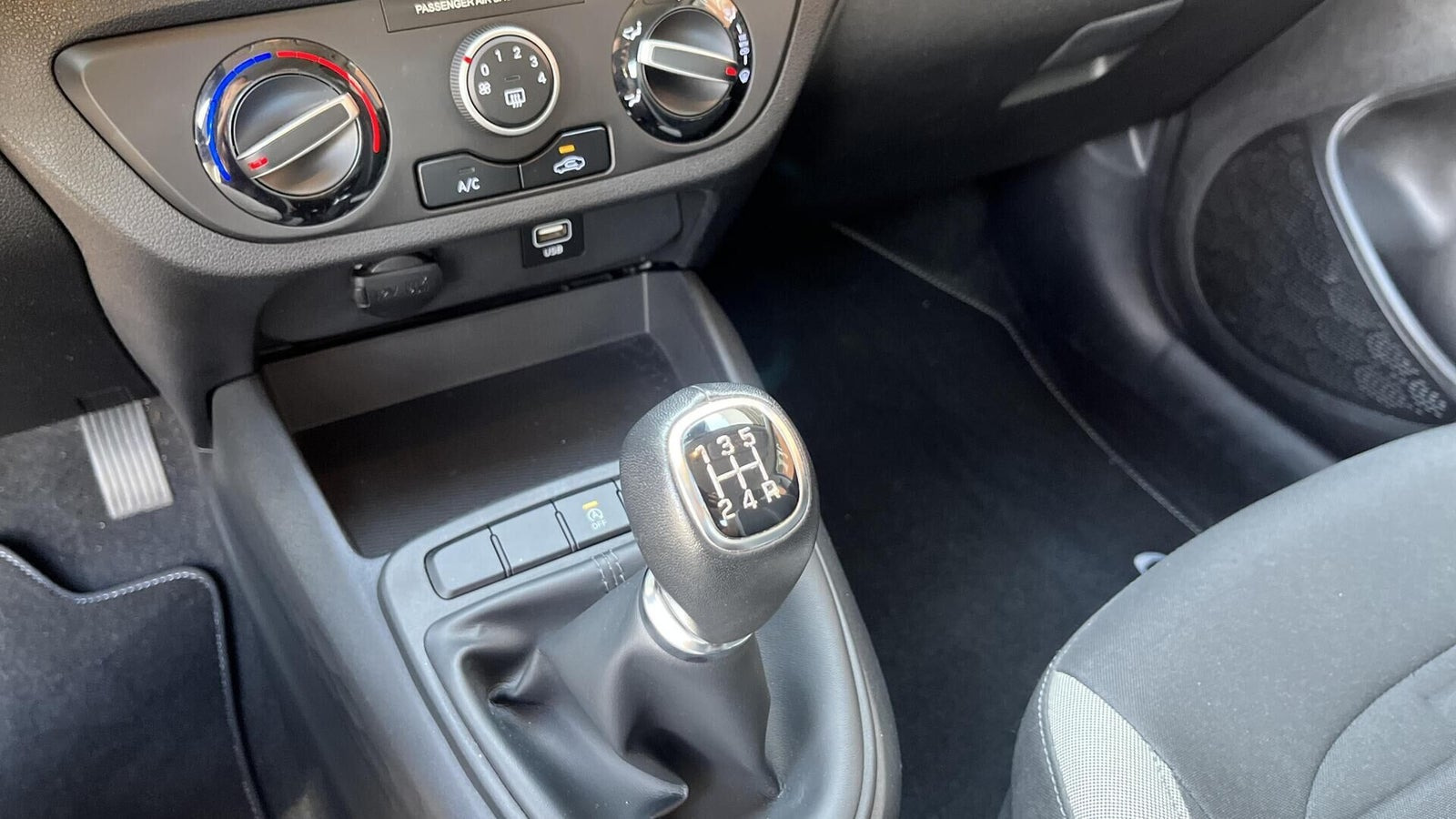 Blå Hyundai i10 fra 2021