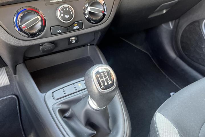 Blå Hyundai i10 fra 2021