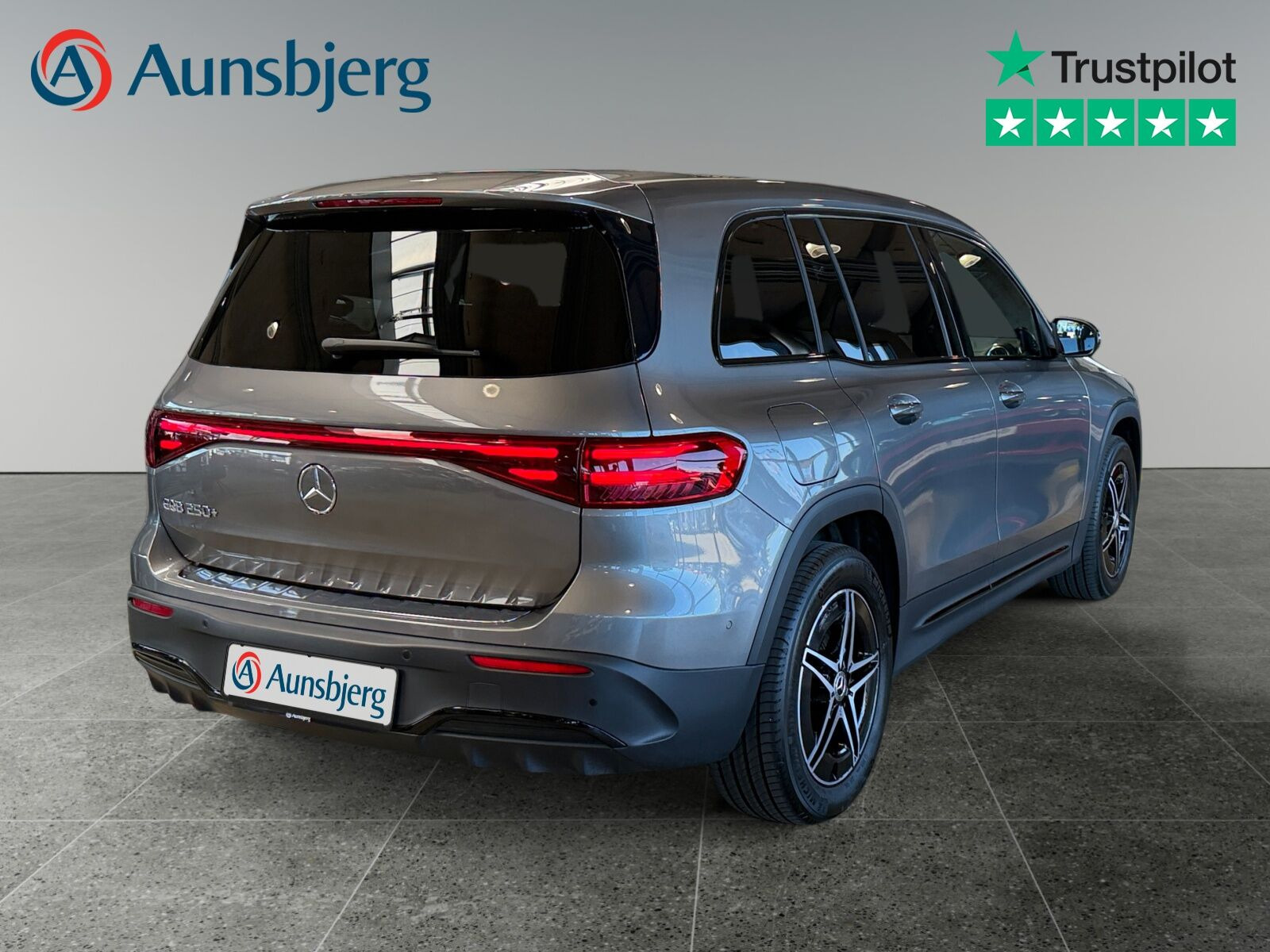 Grå Mercedes EQB250+ fra 2025