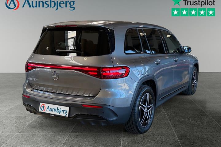 Grå Mercedes EQB250+ fra 2025