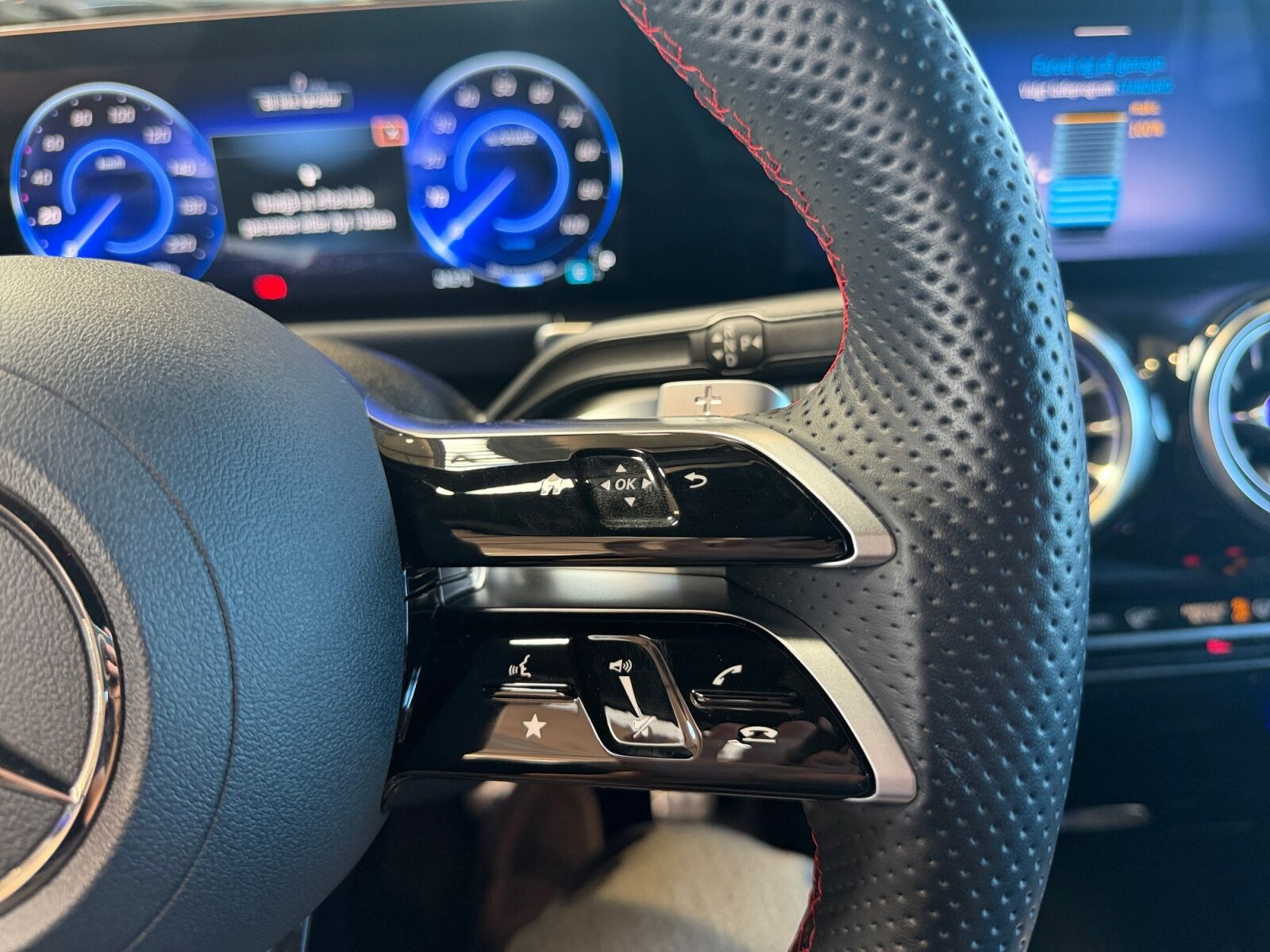 Grå Mercedes EQB250+ fra 2025