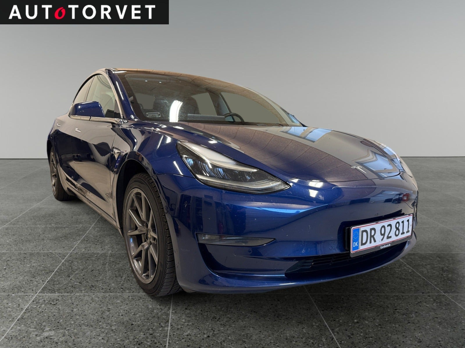 Blå Tesla Model 3 fra 2019