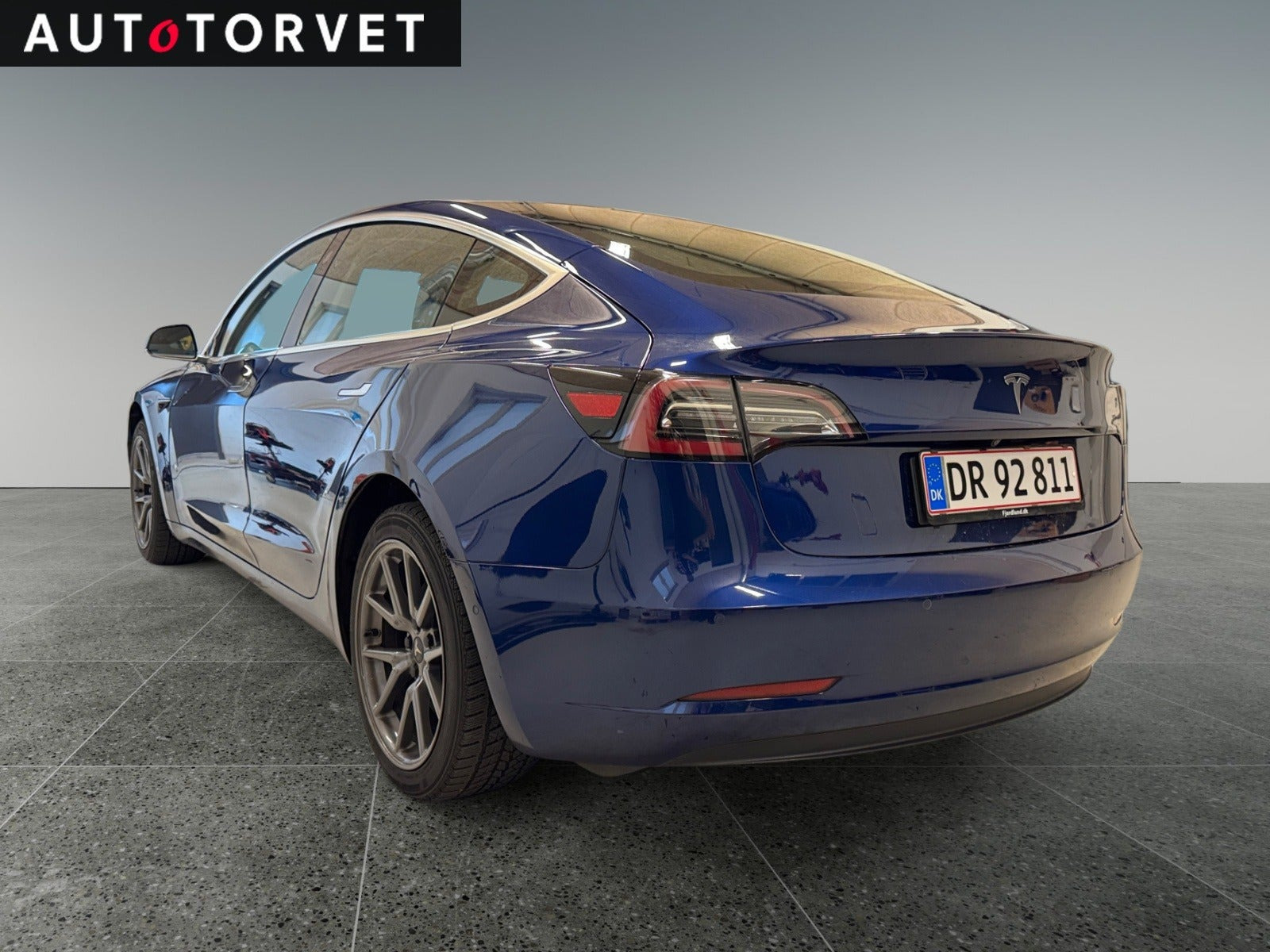 Blå Tesla Model 3 fra 2019