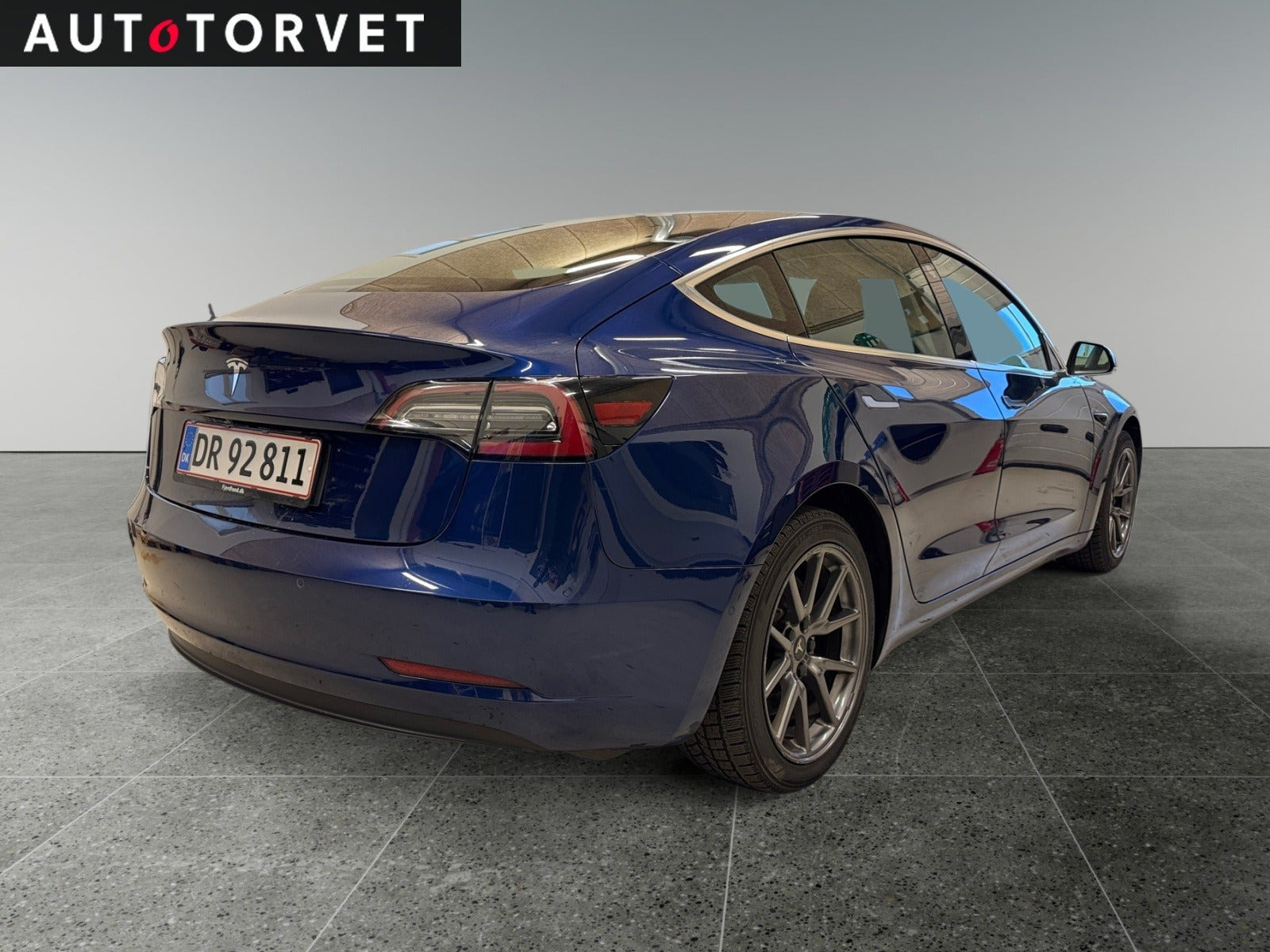 Blå Tesla Model 3 fra 2019