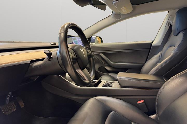 Blå Tesla Model 3 fra 2019
