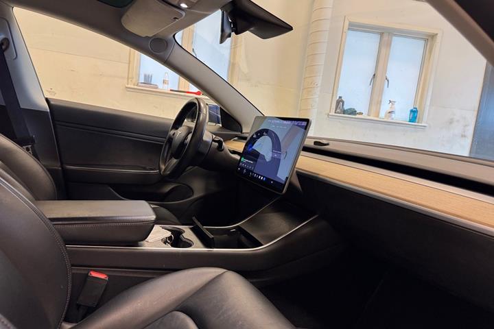 Blå Tesla Model 3 fra 2019