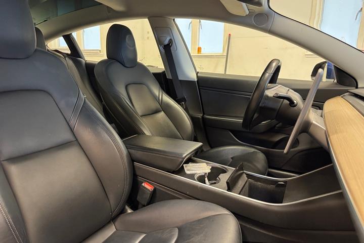 Blå Tesla Model 3 fra 2019