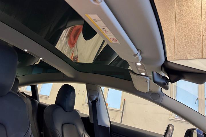 Blå Tesla Model 3 fra 2019