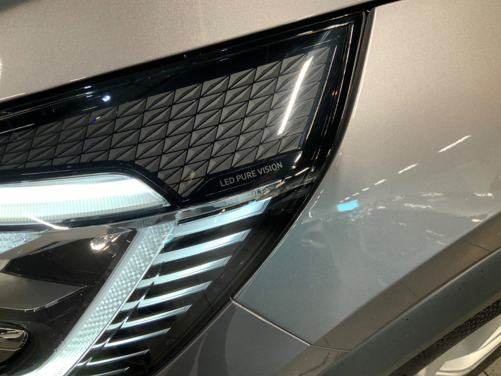 Grå Renault Captur fra 2020