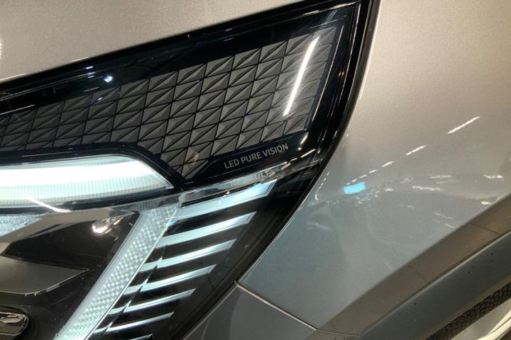Grå Renault Captur fra 2020