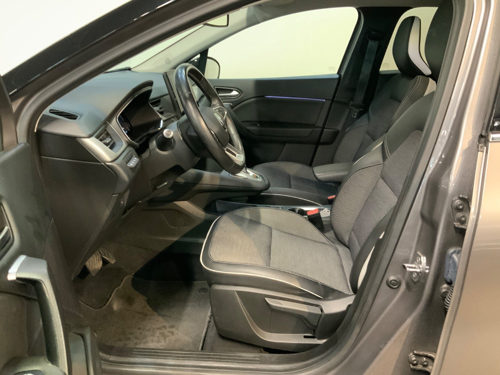 Grå Renault Captur fra 2020