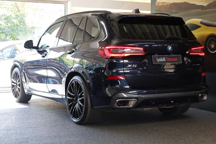 Sort BMW X5 fra 2023