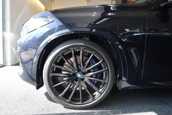 Sort BMW X5 fra 2023