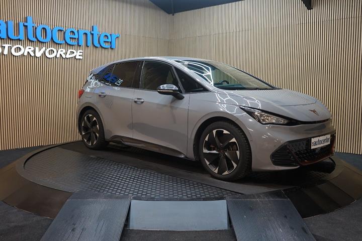 Grå Cupra Born fra 2023 set udefra