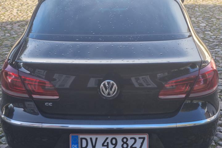 Sort VW Passat fra 2012