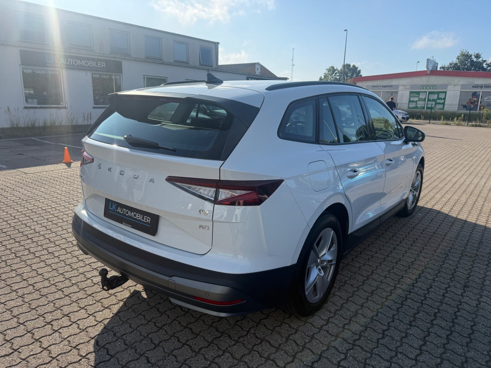 Hvid Skoda Enyaq fra 2023