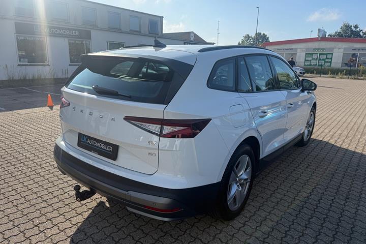 Hvid Skoda Enyaq fra 2023