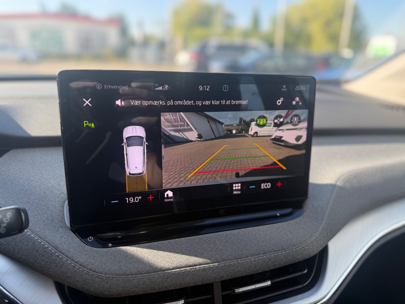 Hvid Skoda Enyaq fra 2023