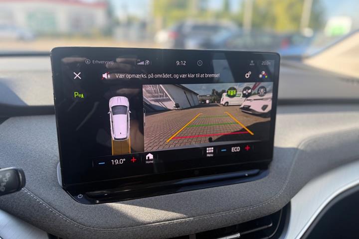 Hvid Skoda Enyaq fra 2023