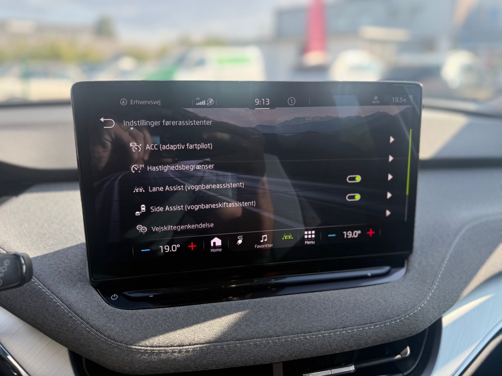 Hvid Skoda Enyaq fra 2023
