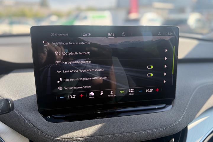 Hvid Skoda Enyaq fra 2023
