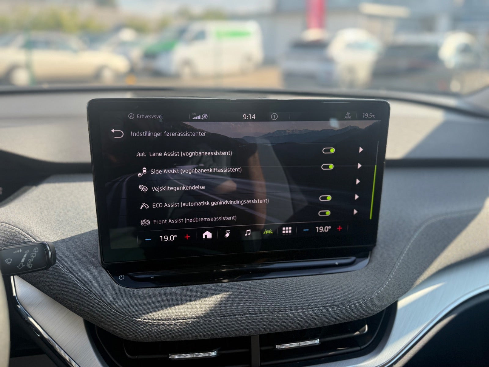 Hvid Skoda Enyaq fra 2023