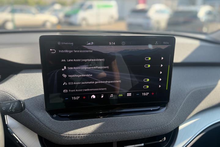 Hvid Skoda Enyaq fra 2023