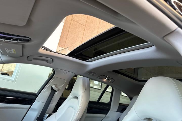 Sort Porsche Panamera 4 fra 2019