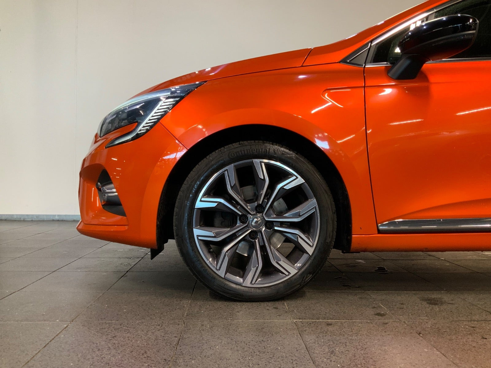 Orange Renault Clio V fra 2020