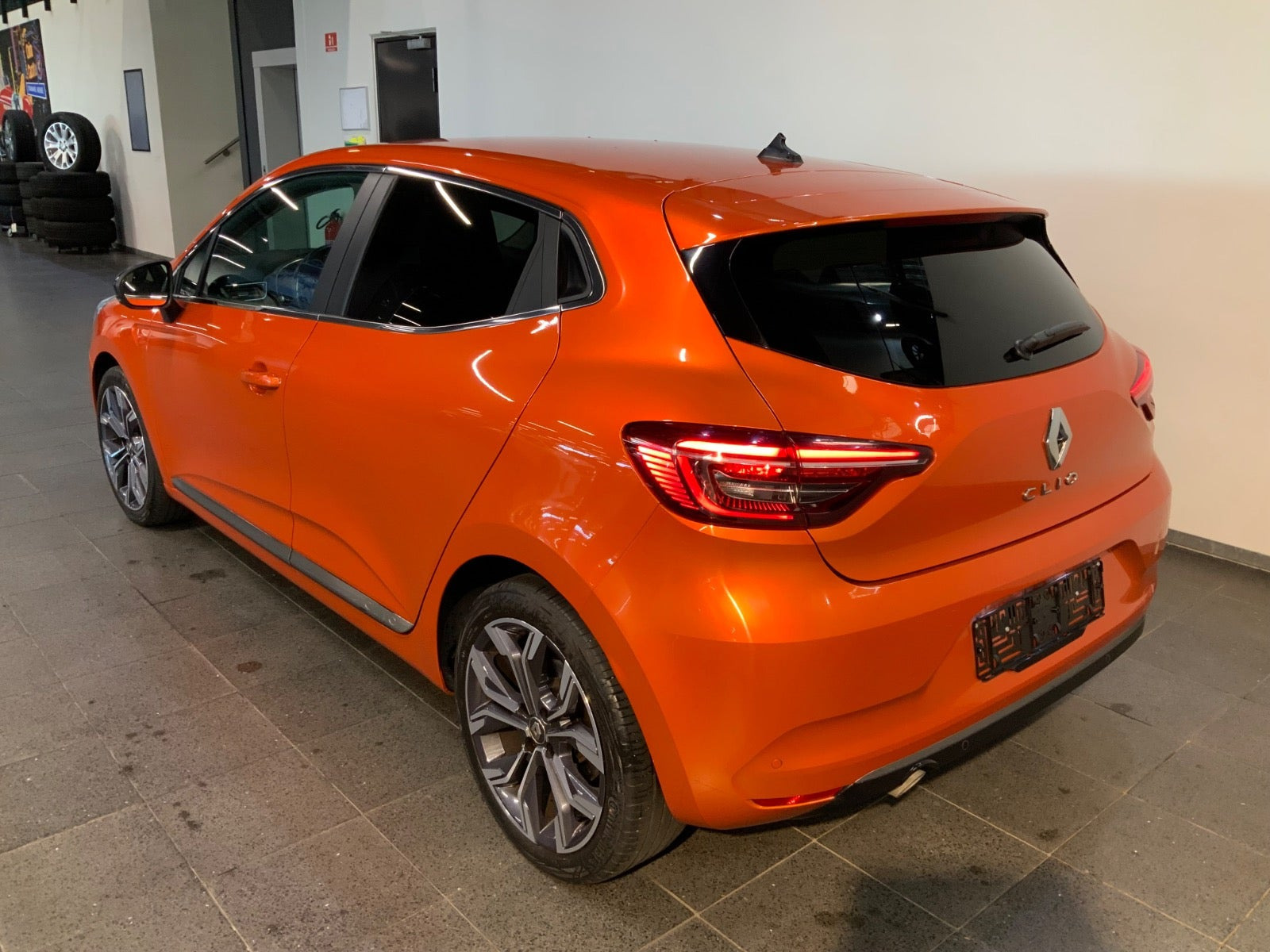 Orange Renault Clio V fra 2020