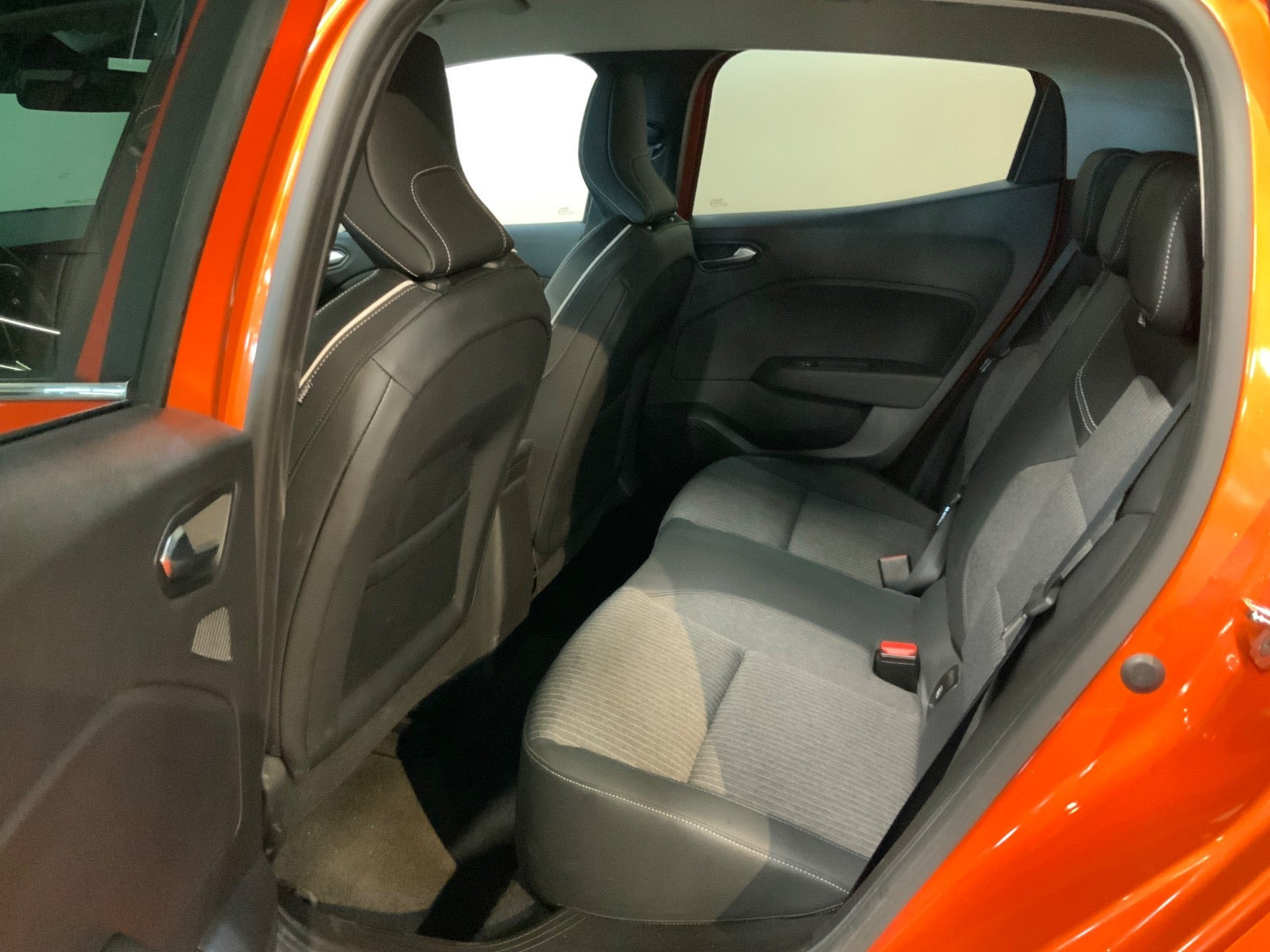 Orange Renault Clio V fra 2020