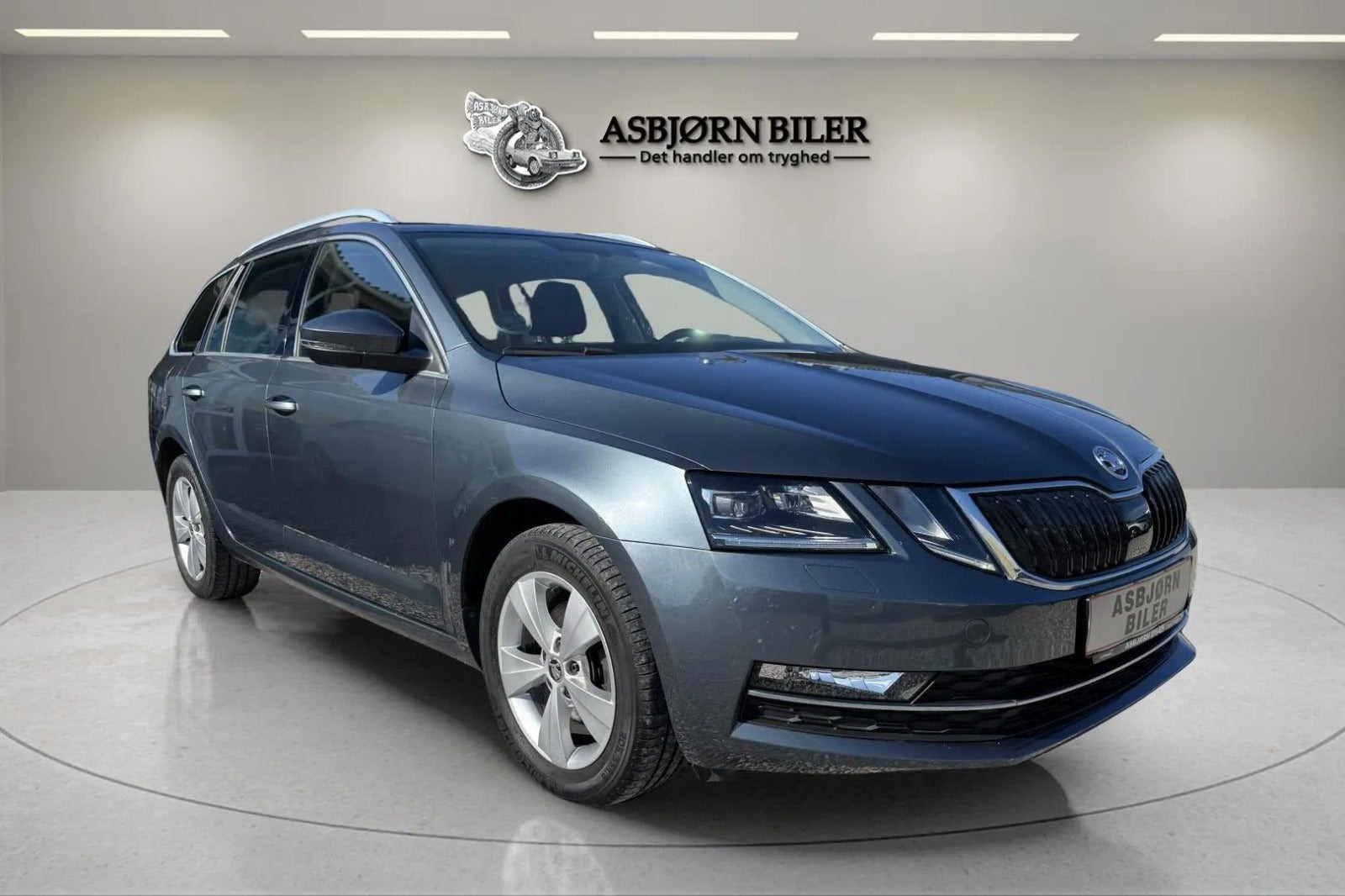 Grå Skoda Octavia fra 2019