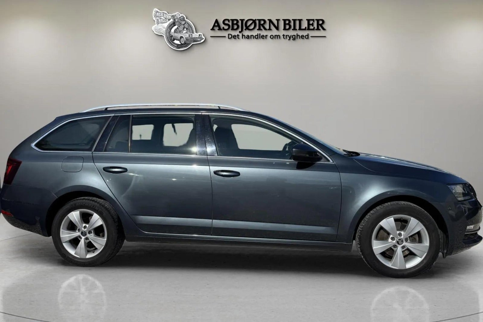 Grå Skoda Octavia fra 2019