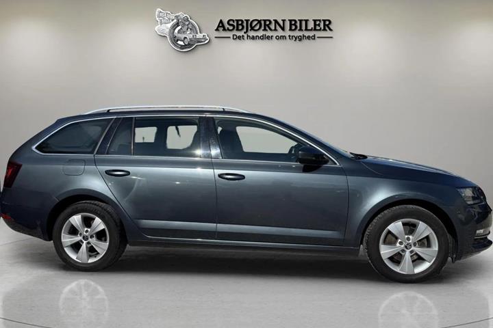 Grå Skoda Octavia fra 2019