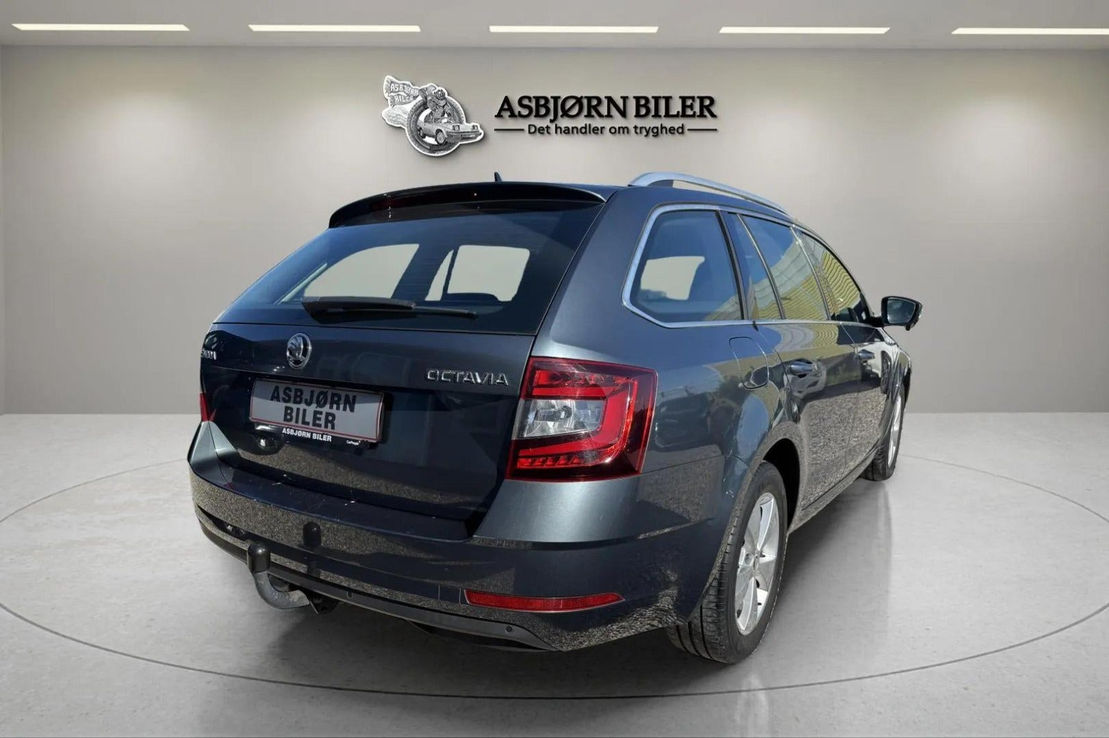 Grå Skoda Octavia fra 2019