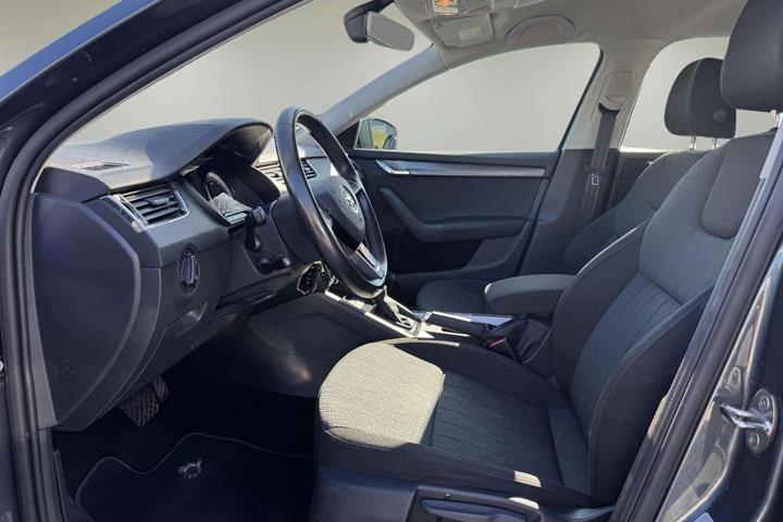 Grå Skoda Octavia fra 2019